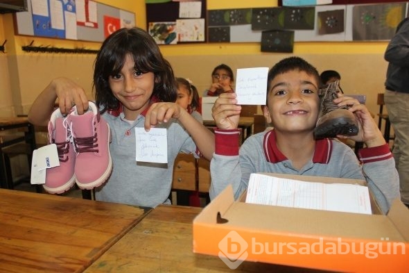 Hediye paketlerini açan minikleri duygulandıran notlar