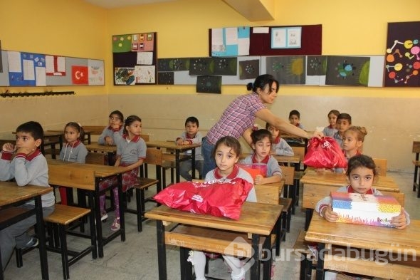 Hediye paketlerini açan minikleri duygulandıran notlar