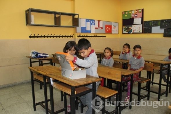 Hediye paketlerini açan minikleri duygulandıran notlar