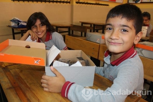 Hediye paketlerini açan minikleri duygulandıran notlar