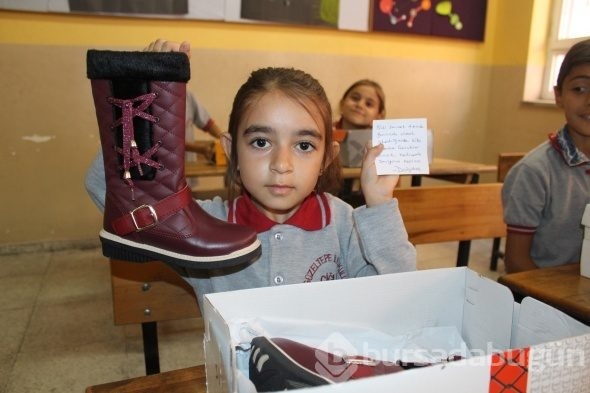 Hediye paketlerini açan minikleri duygulandıran notlar