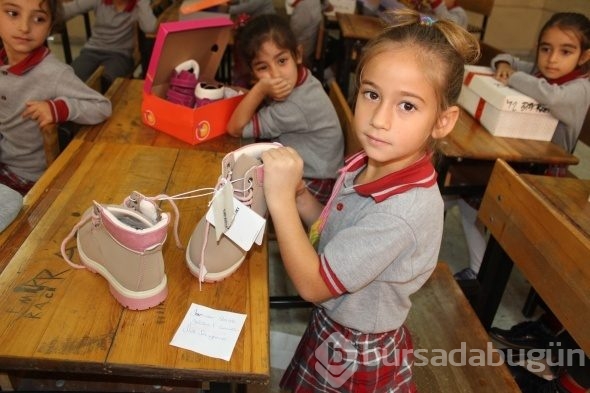 Hediye paketlerini açan minikleri duygulandıran notlar