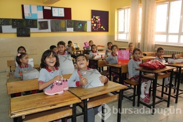 Hediye paketlerini açan minikleri duygulandıran notlar