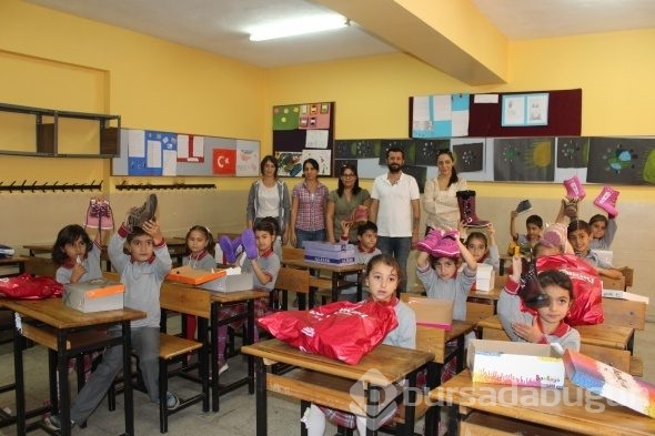 Hediye paketlerini açan minikleri duygulandıran notlar