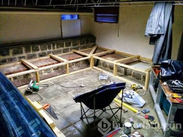 Zindan gibi odayı, sinema salonuna dönüştürdü