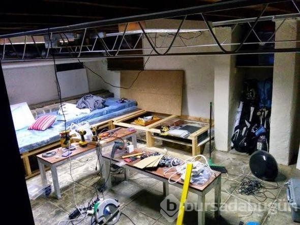 Zindan gibi odayı, sinema salonuna dönüştürdü