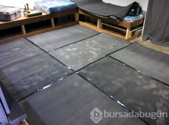 Zindan gibi odayı, sinema salonuna dönüştürdü