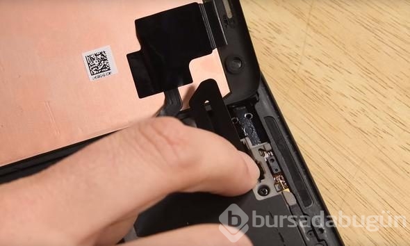 Telefonunu paramparça etti! İçinden bakın ne çıktı?