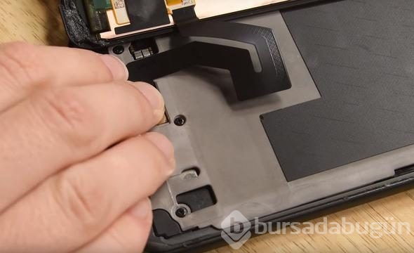 Telefonunu paramparça etti! İçinden bakın ne çıktı?