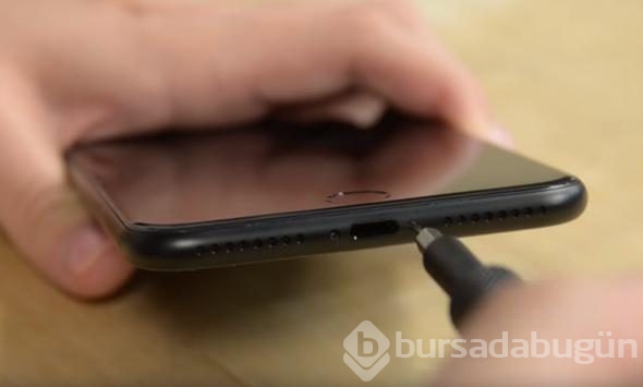 Telefonunu paramparça etti! İçinden bakın ne çıktı?