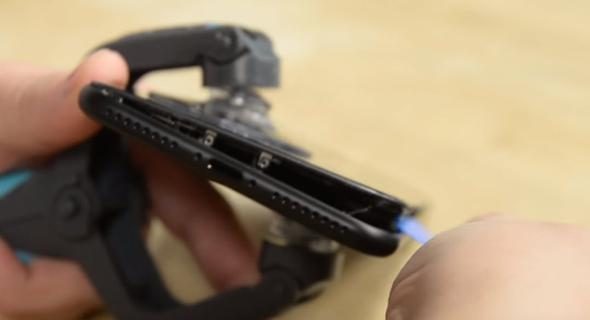 Telefonunu paramparça etti! İçinden bakın ne çıktı?
