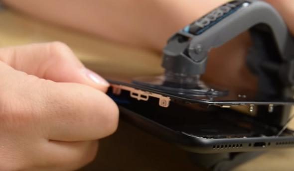 Telefonunu paramparça etti! İçinden bakın ne çıktı?