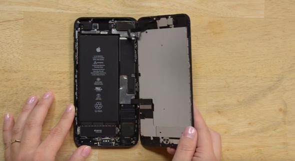 Telefonunu paramparça etti! İçinden bakın ne çıktı?