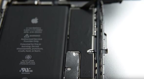 Telefonunu paramparça etti! İçinden bakın ne çıktı?