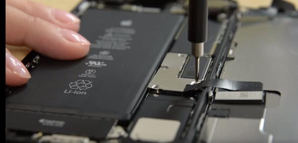 Telefonunu paramparça etti! İçinden bakın ne çıktı?