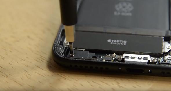 Telefonunu paramparça etti! İçinden bakın ne çıktı?