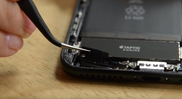 Telefonunu paramparça etti! İçinden bakın ne çıktı?
