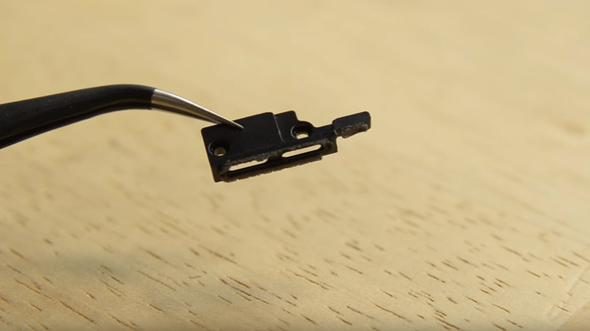 Telefonunu paramparça etti! İçinden bakın ne çıktı?