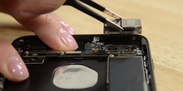 Telefonunu paramparça etti! İçinden bakın ne çıktı?