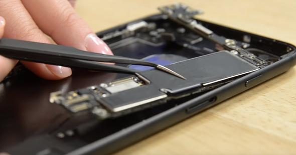 Telefonunu paramparça etti! İçinden bakın ne çıktı?