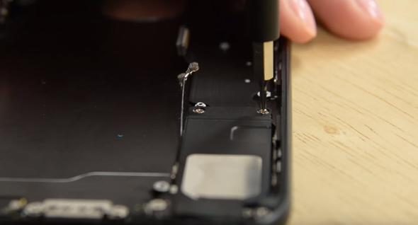 Telefonunu paramparça etti! İçinden bakın ne çıktı?