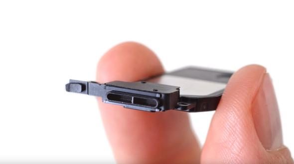 Telefonunu paramparça etti! İçinden bakın ne çıktı?