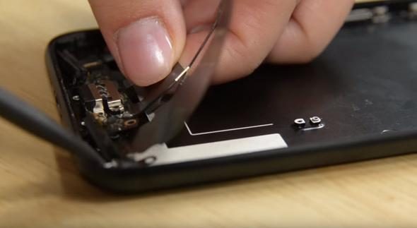 Telefonunu paramparça etti! İçinden bakın ne çıktı?