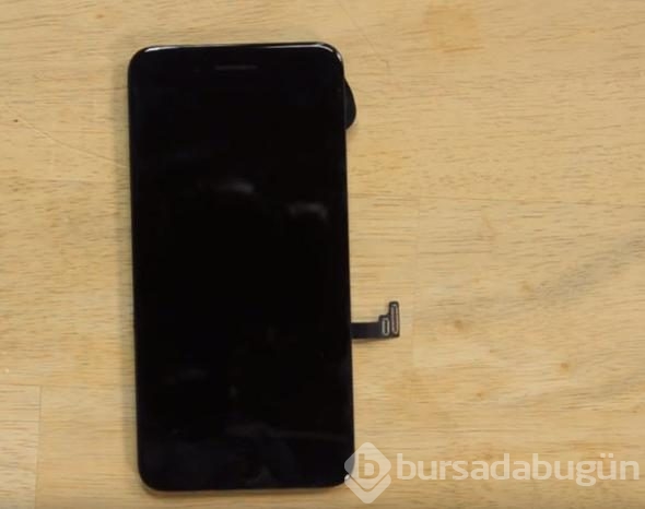 Telefonunu paramparça etti! İçinden bakın ne çıktı?