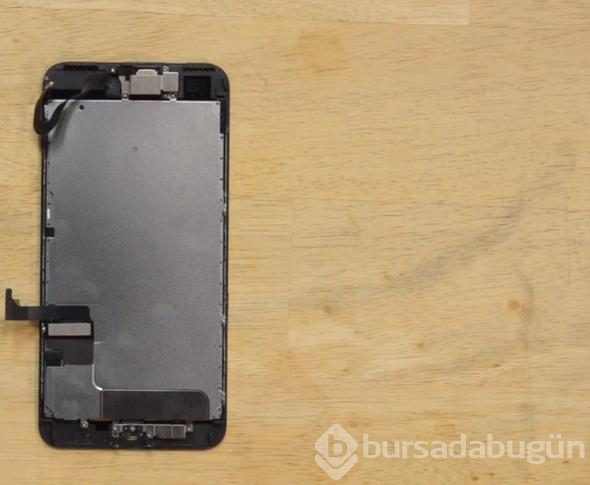 Telefonunu paramparça etti! İçinden bakın ne çıktı?