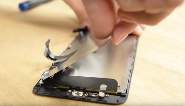 Telefonunu paramparça etti! İçinden bakın ne çıktı?