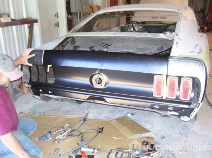 Hurdalığa atılan Mustang'ı yeniden yarattı