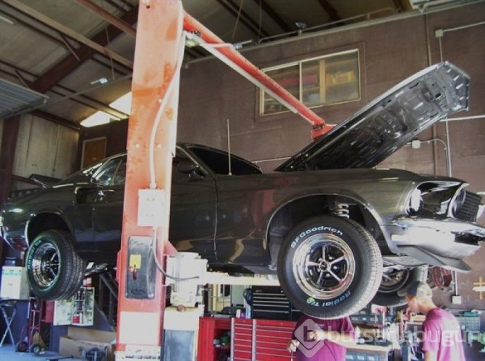 Hurdalığa atılan Mustang'ı yeniden yarattı