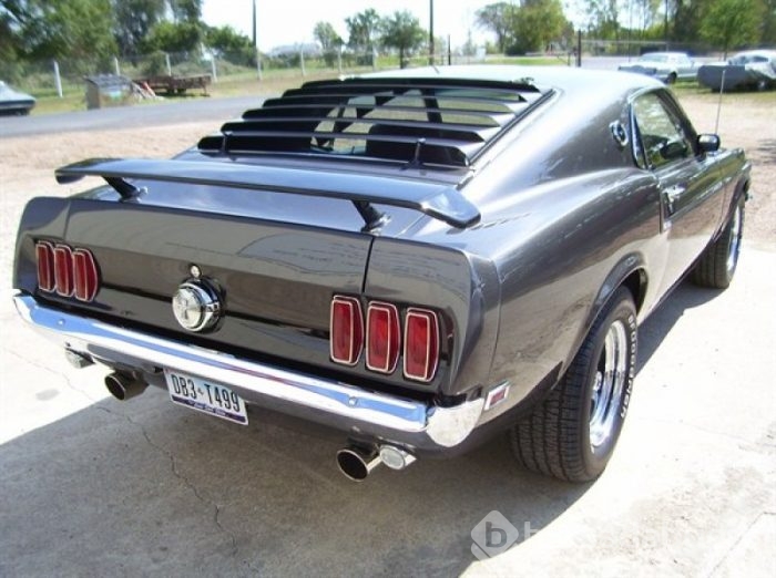 Hurdalığa atılan Mustang'ı yeniden yarattı