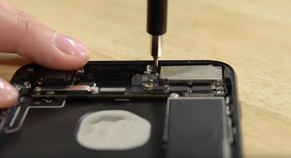 6100 TL'lik iPhone X'i paramparça etti! İçinden