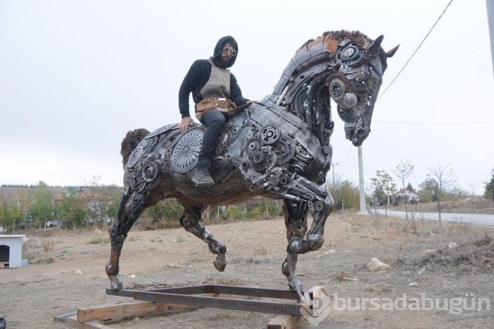 Hurdalardan heykel yapıyor