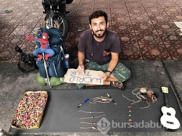 Bileklik satarak dünyayı geziyor