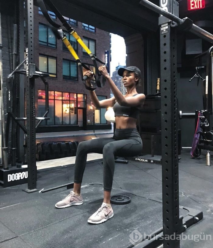 Victoria's Secret modelleri Shanghai formlarını nasıl koruyor?