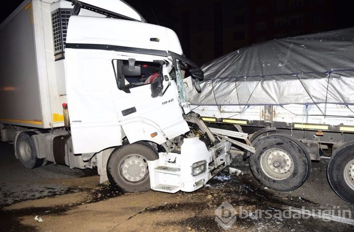 Bursa'da iki TIR çarpıştı
