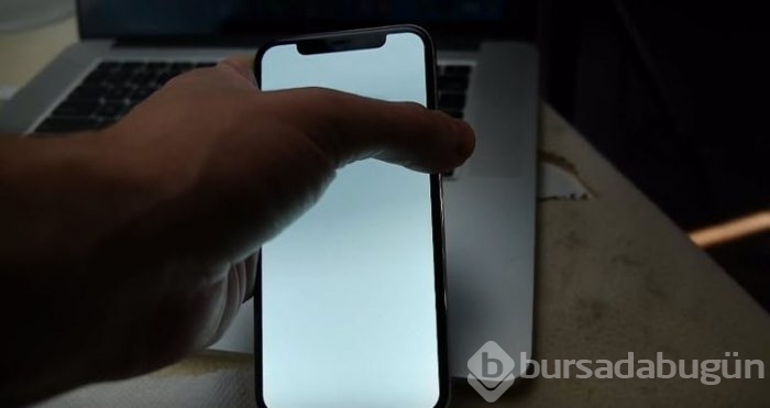 iPhone X'i su dolu kaba koyup, dondurdular!