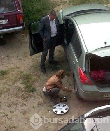 Kadın herkese rezil oldu o ise sadece izledi