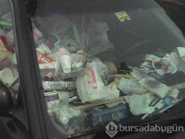 Çöp kutusuna dönüşen arabalar