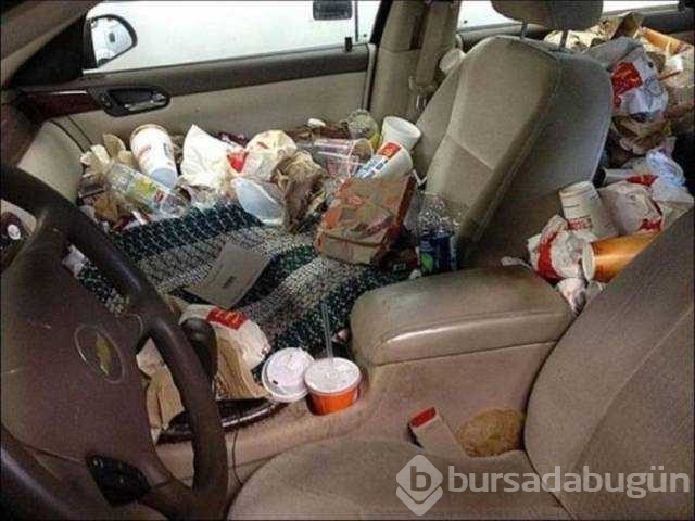 Çöp kutusuna dönüşen arabalar