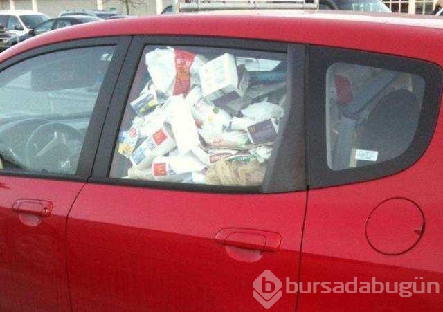 Çöp kutusuna dönüşen arabalar