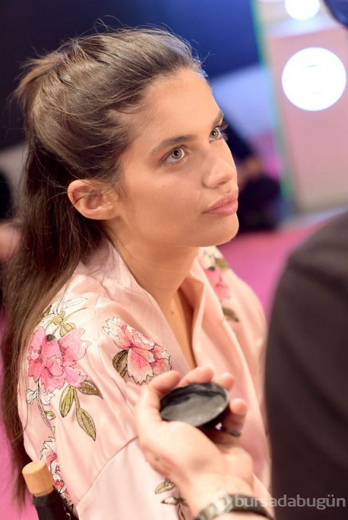 Victoria's Secret melekleri defileye hazırlanıyor