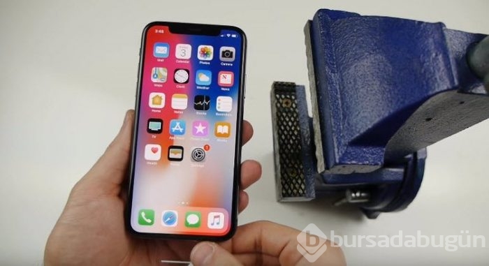 iPhone X'in ekranına öyle bir şey yaptı ki!