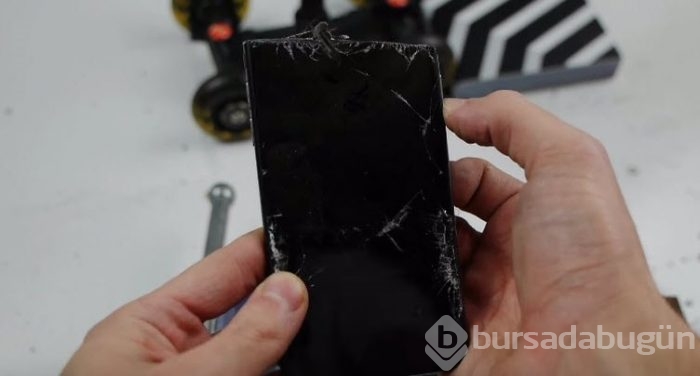 iPhone X'in ekranına öyle bir şey yaptı ki!