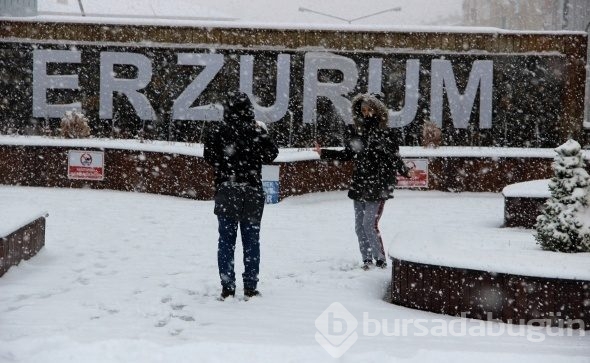 Erzurum'da kent merkezi beyaza bürüdü