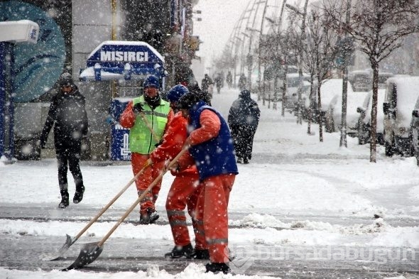 Erzurum'da kent merkezi beyaza bürüdü