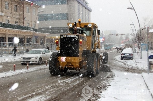 Erzurum'da kent merkezi beyaza bürüdü