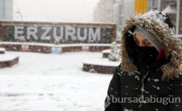 Erzurum'da kent merkezi beyaza bürüdü